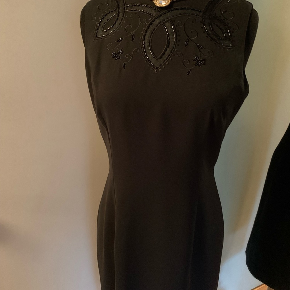 Papell petites sleeveless LBD with wonderful detail at neck